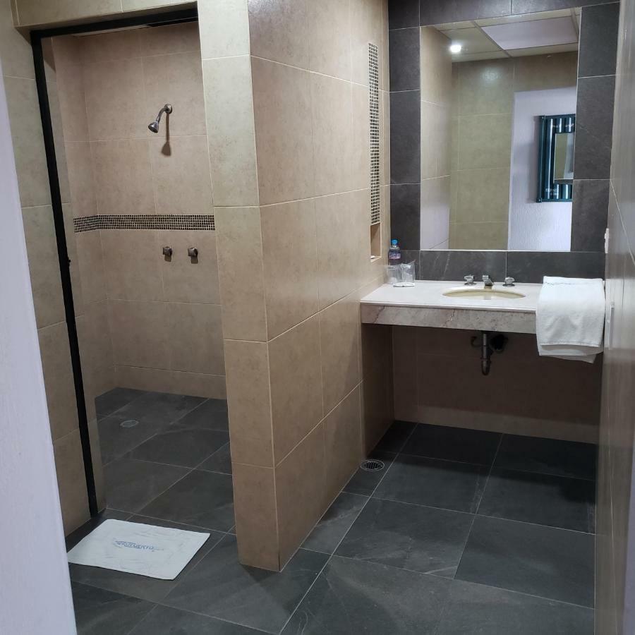 Hotel Aeropuerto โทลุกา ภายนอก รูปภาพ